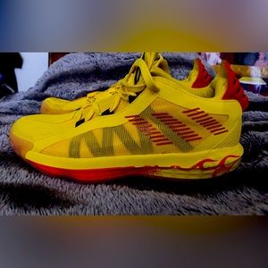 101/2 mens adidas like new shoes